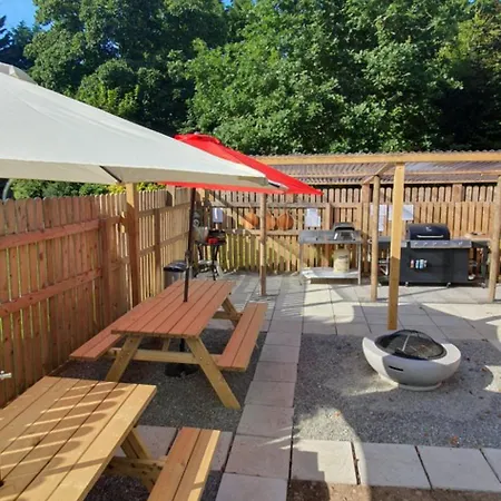 Priory Glamping Pods And Guest 캠프장